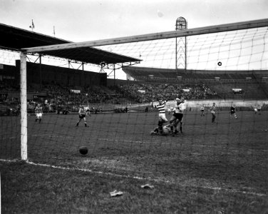 Blauw-Wit tegen DOS 2-1 Van Zoghel kijkt de bal na, Bestanddeelnr 913-1997