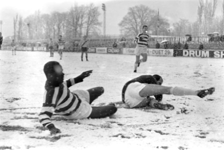 Blauw-Wit tegen Gooiland 1-0. In de modder Sparendam en keeper Bakker, Bestanddeelnr 920-9558