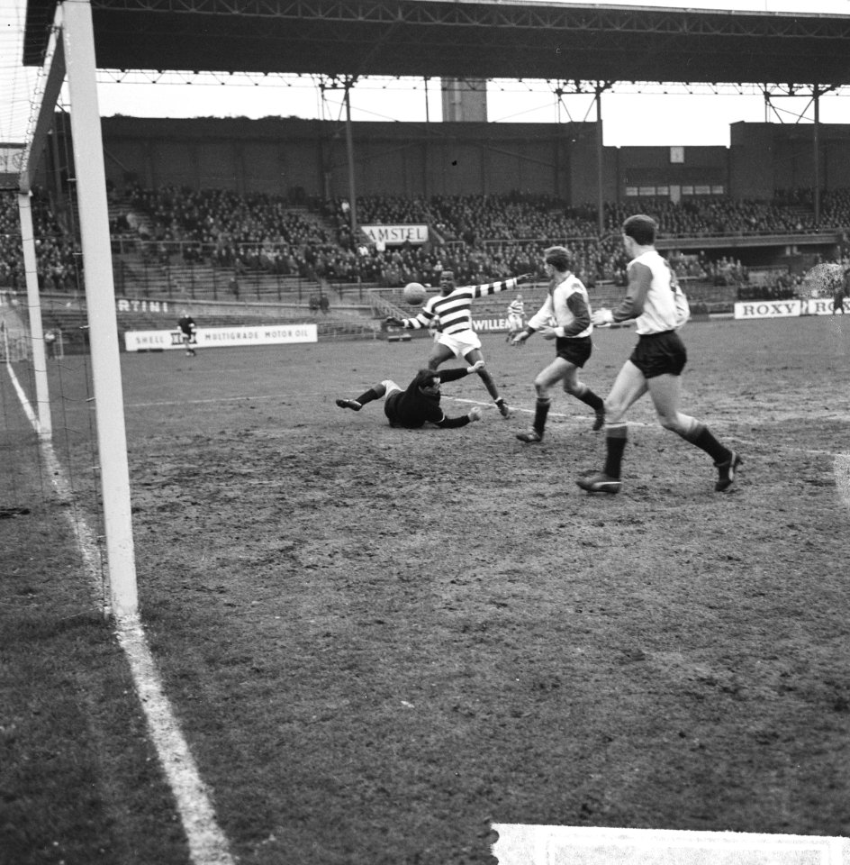 Blauw-Wit tegen Feyenoord 1-7, spelmoment, op de grond P Graafland , Sparendam , Bestanddeelnr 916-2670