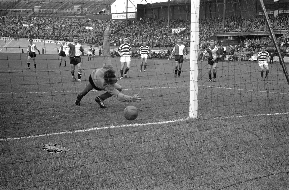 Blauw-Wit tegen Feyenoord 1-0, Clement passeert Pieters Graafland, v.l.n.r. , K, Bestanddeelnr 914-2891