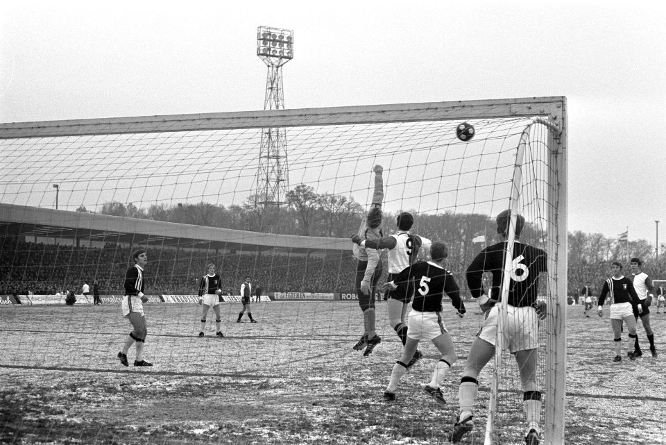 Blauw-Wit tegen Helmond Sport 1-0. Bennie Roode (links) in aktie, Bestanddeelnr 923-0577