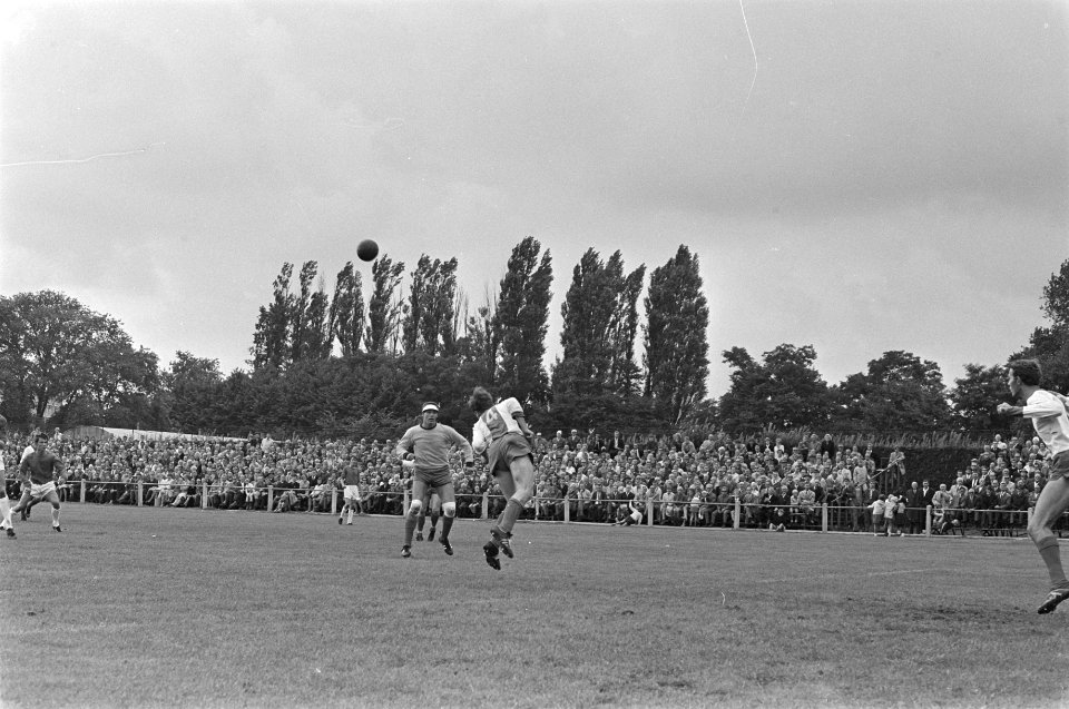 Blauw-Wit tegen Eindhoven 3-0. Aanval Blauw-Wit. Groot heeft ingeschoten, rechts, Bestanddeelnr 920-5943