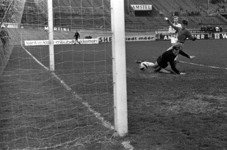 Blauw-Wit tegen Heracles 1-1, De Groot (Blauw-Wit) scoort keeper Huis is geslage, Bestanddeelnr 920-2364