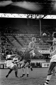 Blauw-Wit tegen DWS 1-1, nummer 27 Arie de Oude in aktie, Bestanddeelnr 918-2054