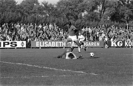 Blauw-Wit tegen FSC (Fortuna Sittardia Combinatie) 4-2. Bennie Roode in de aanva, Bestanddeelnr 922-8446