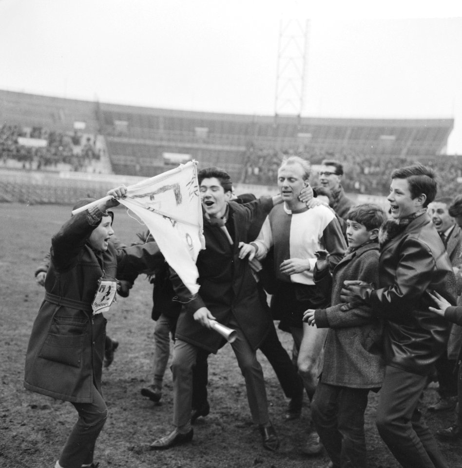 Blauw-Wit tegen Feyenoord 1-7, de held van de dag Piet Kruiver wordt omringd doo, Bestanddeelnr 916-2671