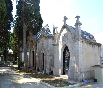 Blanes, Cementiri Municipal, Tomba 11 und dahinter