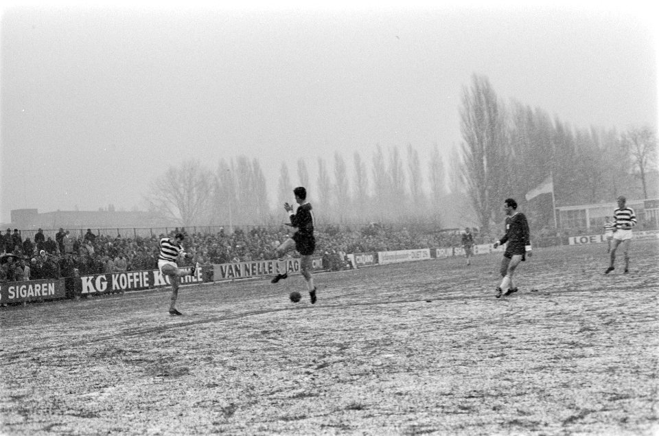 Blauw-Wit tegen Helmond Sport 1-0. Bennie Roode (links) in aktie, Bestanddeelnr 923-0575