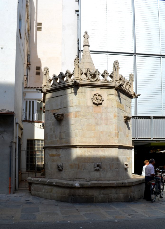 Blanes, Carrer Ample, Font Gotica