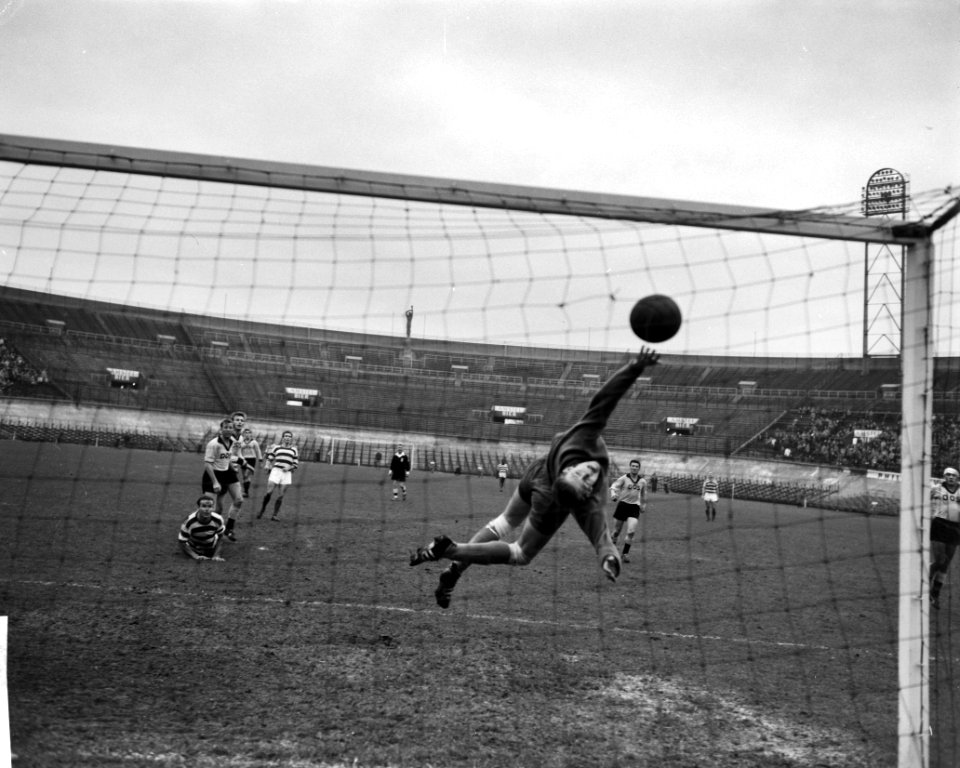 Blauw-Wit tegen DOS 2-1 Duik van doelman van Zoghel, Bestanddeelnr 913-1996