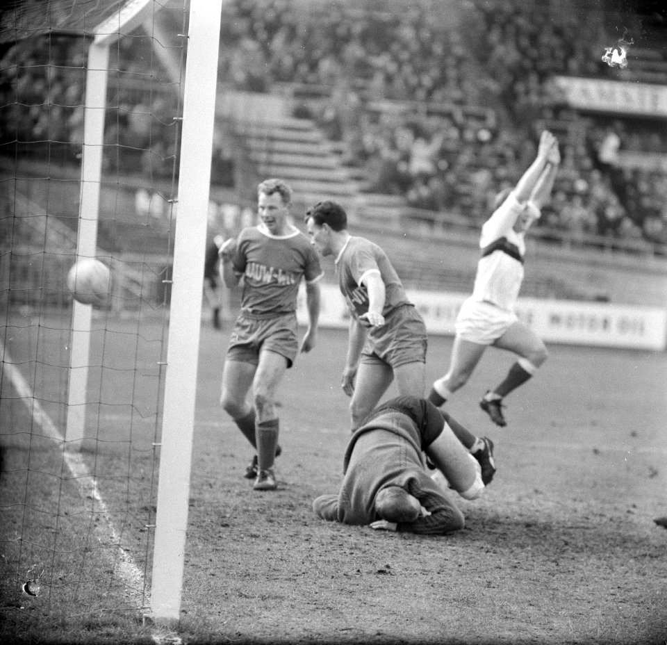 Blauw-Wit tegen DWS 0-2, Temming (DWS) scoort, op grond keeper Van Heeswijk , Mu, Bestanddeelnr 916-1790