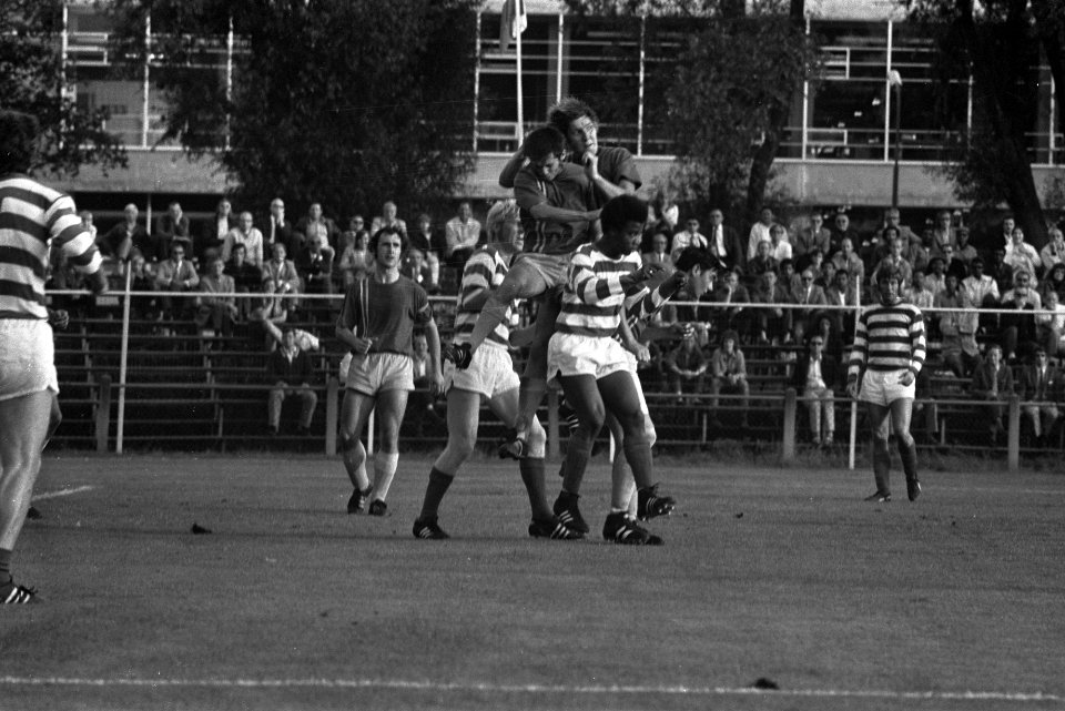 Blauw-Wit tegen FSC, keeper Nieling (FSC) in actie (op rug, Bestanddeelnr 924-8545