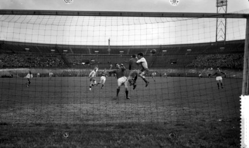 Blauw-Wit tegen Elinkwijk 0-0 Van Beek (Elinkwijk) Van Raalte en Goedhart, Bestanddeelnr 910-2751