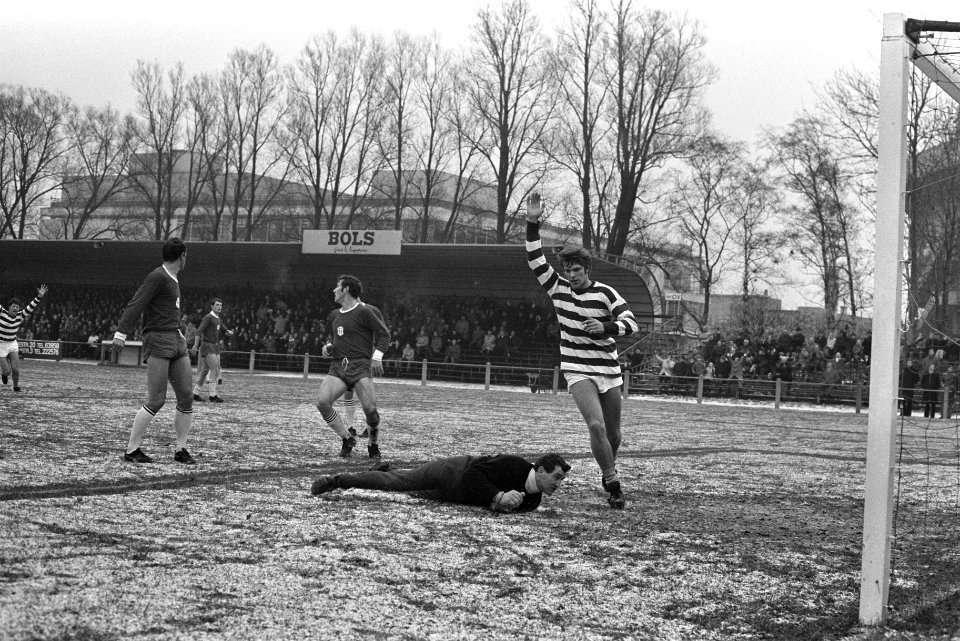 Blauw-Wit tegen Helmond Sport 1-0. Nummer 4 De Jong scoort 1-0, rechts keeper He, Bestanddeelnr 923-0571