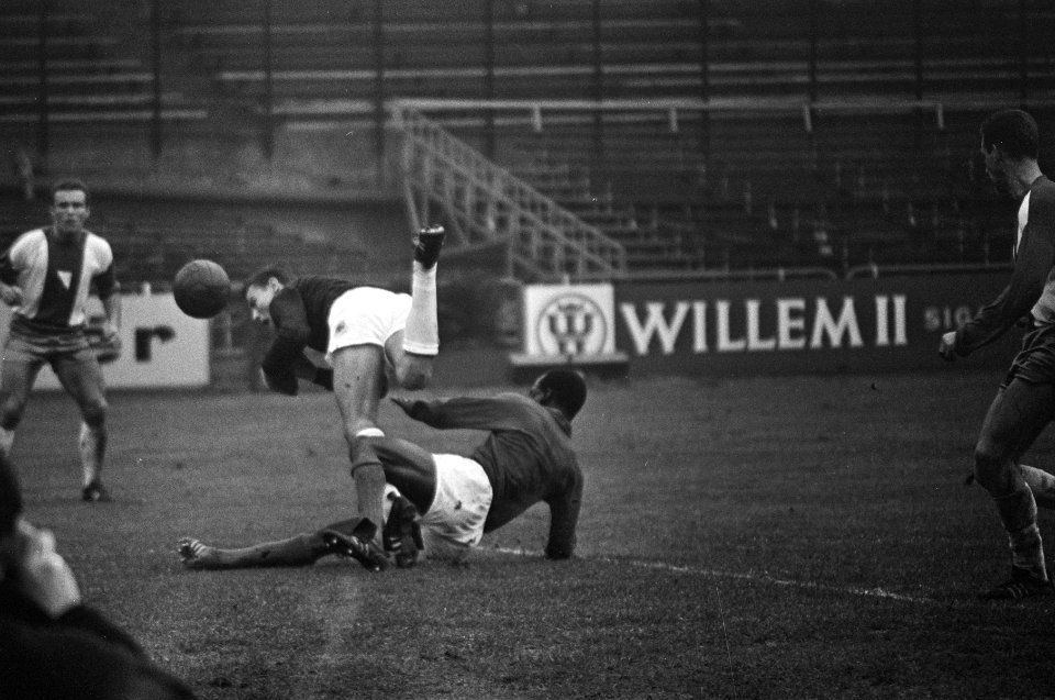 Blauw-Wit tegen Elinkwijk 0-1, keeper De Bree (Elinkwijk is midvoor Sparendam te, Bestanddeelnr 917-1582