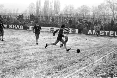 Blauw-Wit tegen Helmond Sport 1-0. Bennie Roode (links) in aktie, Bestanddeelnr 923-0576