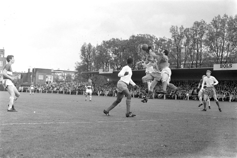Blauw-Wit tegen Holland Sport 1-0. Duel voor het doel van Blauw-Wit, Bestanddeelnr 921-3631