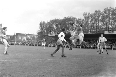 Blauw-Wit tegen Holland Sport 1-0. Duel voor het doel van Blauw-Wit, Bestanddeelnr 921-3631 photo