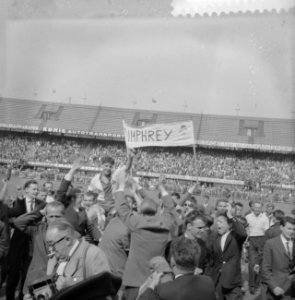 Blauw-Wit tegen Elinkwijk 0-1 in het Feyenoordstation Elinkwijksupporters met Ka, Bestanddeelnr 911-2813