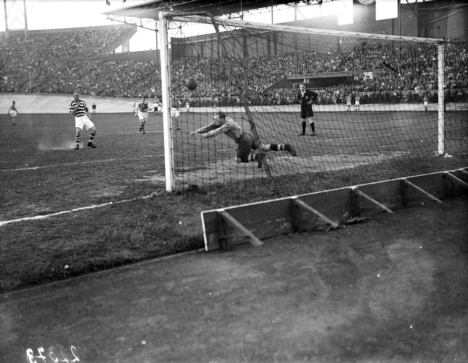 Blauw Wit tegen Ajax. 1-2. Ajax kampioen van Nederland. Penalty van Blauw-Wit do, Bestanddeelnr 902-2373