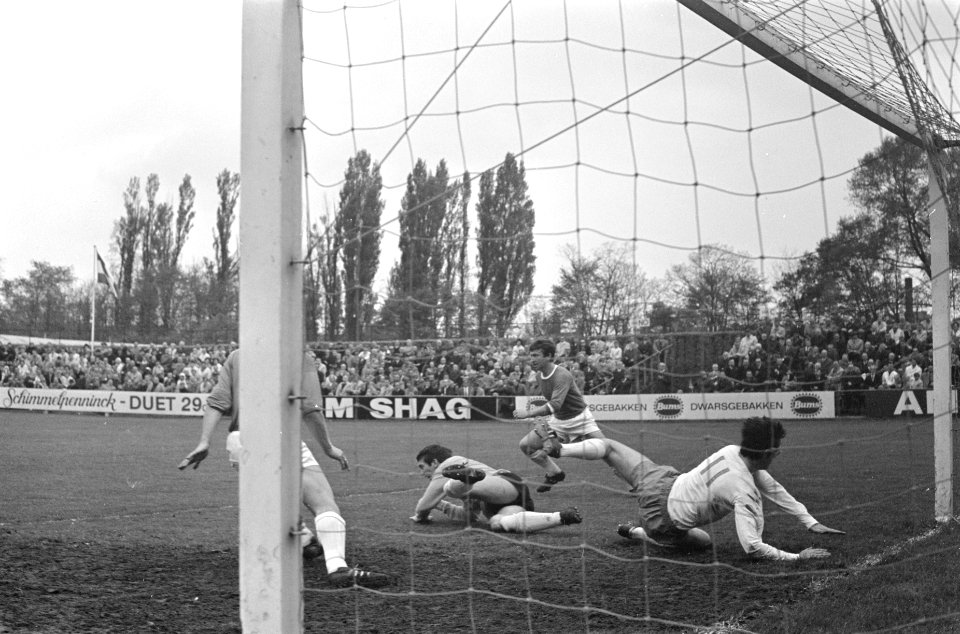 Blauw Wit tegen RCH 0-0. Aanval op doel van RCH, Bestanddeelnr 921-2965