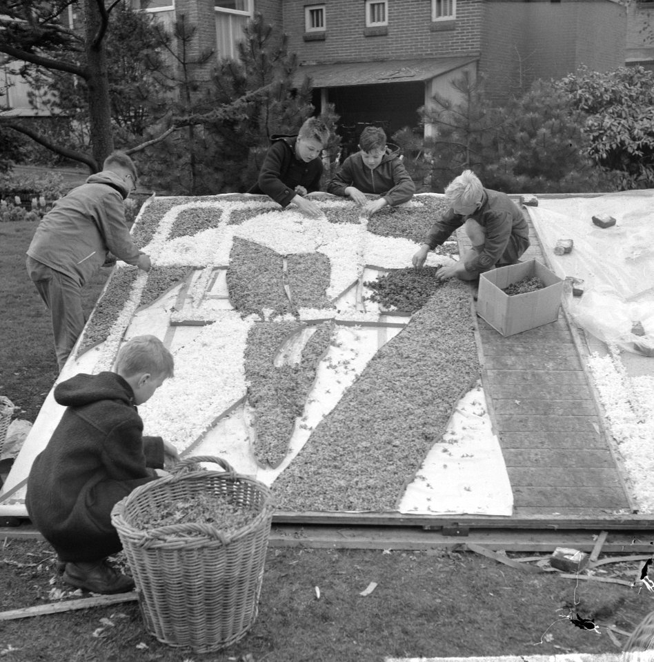 Bloemencorso in de maak, frontaanzichten der wagens voorstellende een natuurlief, Bestanddeelnr 915-1429