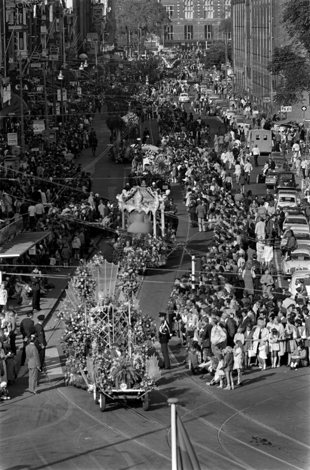Bloemencorso in Amsterdam wagens op Damrak, Bestanddeelnr 923-8208