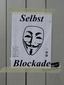 Blockupy 2013 Absperrung4 Selbstblockade photo