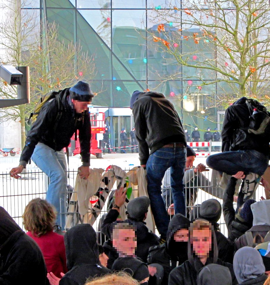 Blockupy 2014 Aktivisten beim Überklettern des Bauzaunes EZB