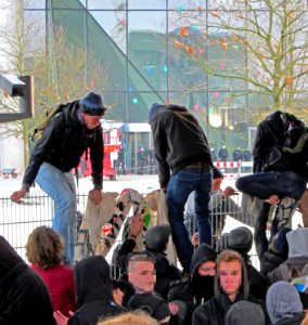 Blockupy 2014 Aktivisten beim Überklettern des Bauzaunes EZB photo