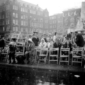Bloemencorso in Amsterdam, toeschouwers op Dam verrast door de regen en schuilen, Bestanddeelnr 916-8471