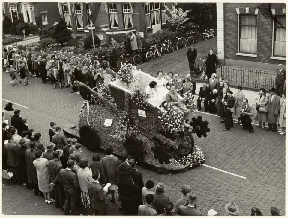 Bloemencorso in Sassenheim. NL-HlmNHA 54011069