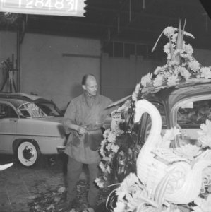 Bloemencorso in Rotterdam Versierde auto, Bestanddeelnr 912-8483