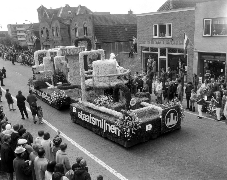Bloemencorso in bollenstreek, de Staatsmijnen met praalwagens, Bestanddeelnr 919-1197