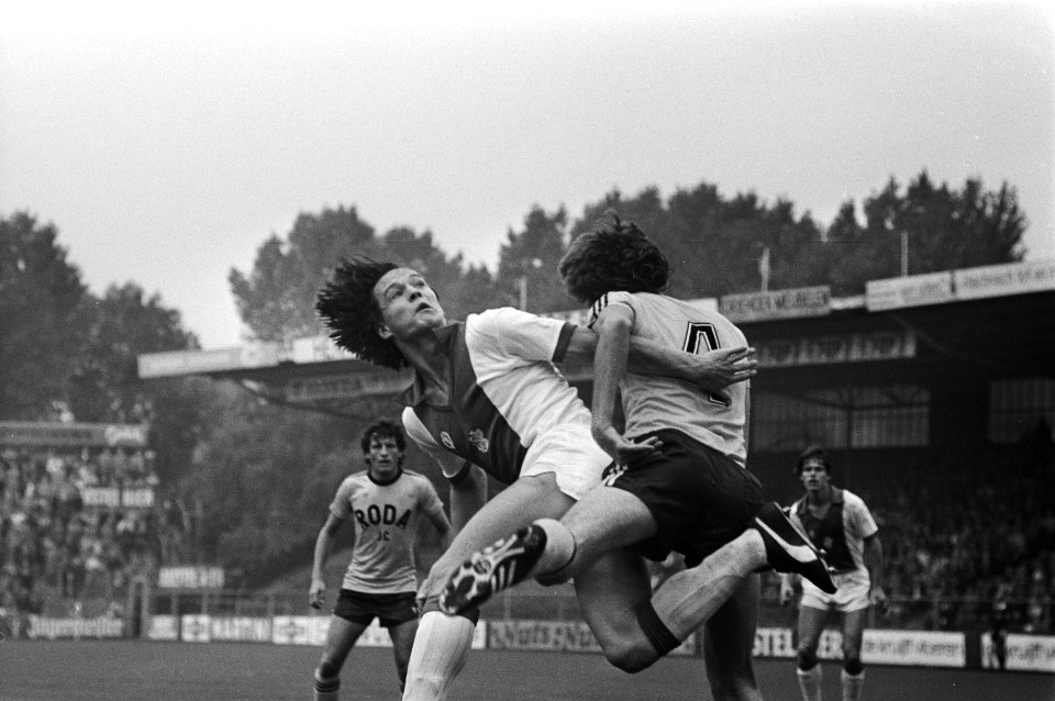 Blanker (Ajax, l) in duel met Bregman, Bestanddeelnr 930-4792