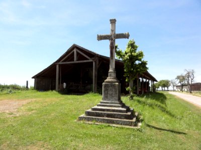 Blanche-Église (Moselle) croix et hangar agricole