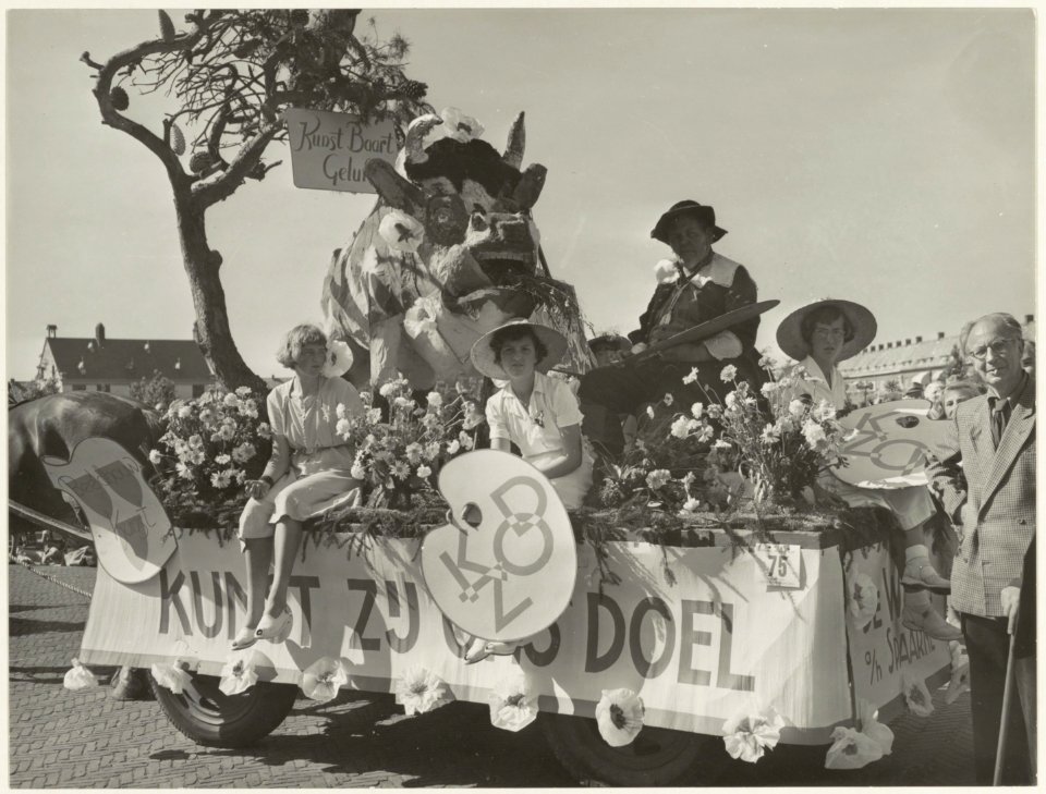 Bloemencorso 1951 praalwagen aan de Zaanenlaan. NL-HlmNHA 54010471