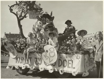 Bloemencorso 1951 praalwagen aan de Zaanenlaan. NL-HlmNHA 54010471