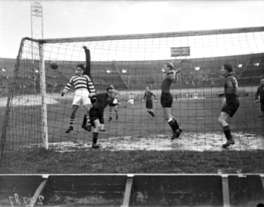 Blauw Wit tegen Edo 0-2. Van Hoorn (Blauw-Wit) kopt net naast, Bestanddeelnr 902-4787
