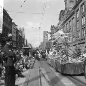 Bloemencorso 1963 Een der praalwagens op het Damrak, Bestanddeelnr 915-5043