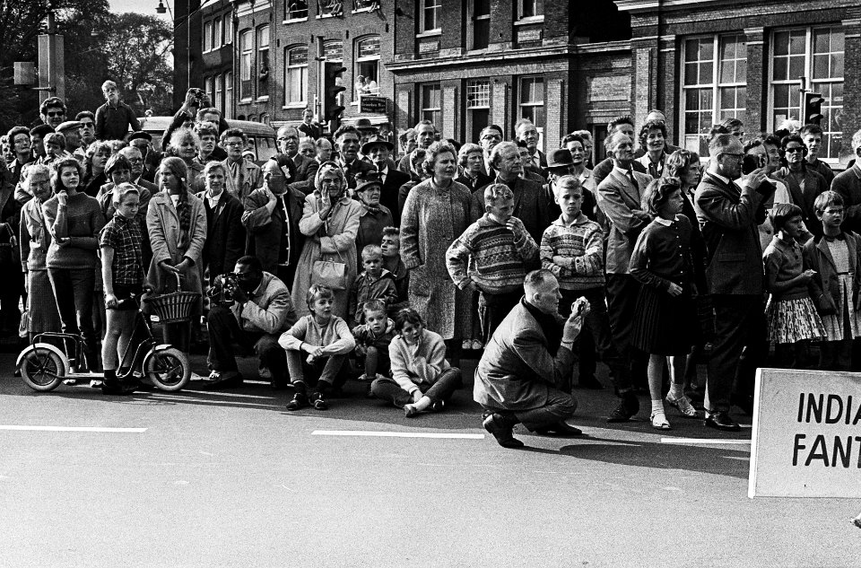 Bloemencorso 1963 Nummer 12 De 3 Gratien , nummer 13 Shell Harmonie , nummer 14, Bestanddeelnr 915-5040