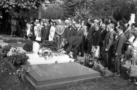 Bloemen worden op graven gelegd, Bestanddeelnr 924-5305