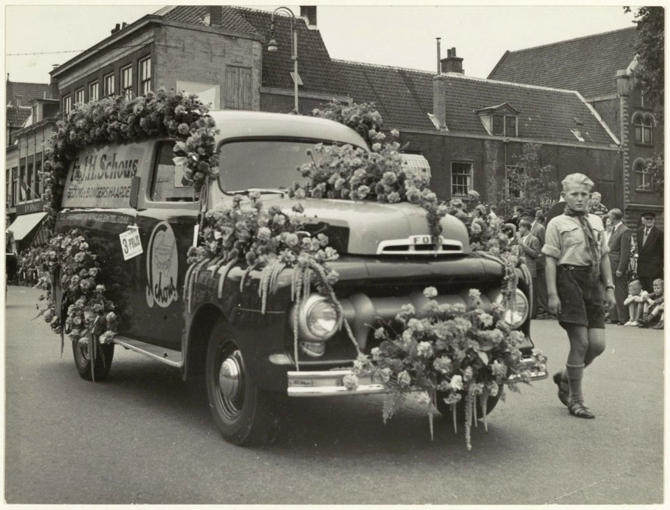 Bloemencorso 1952 versierde auto op de Grote Houtbrug. NL-HlmNHA 54010467