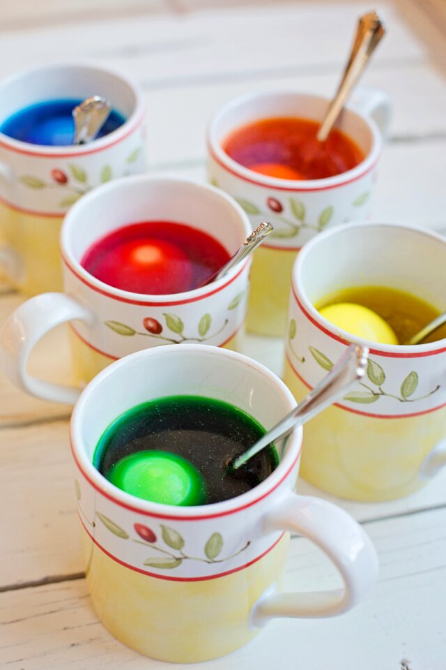 Color eggs holiday dye