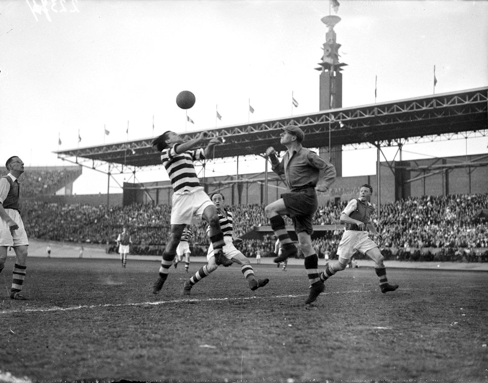 Blauw Wit tegen Ajax. 1-2. Ajax kampioen van Nederland. Luchtduel, Bestanddeelnr 902-2374