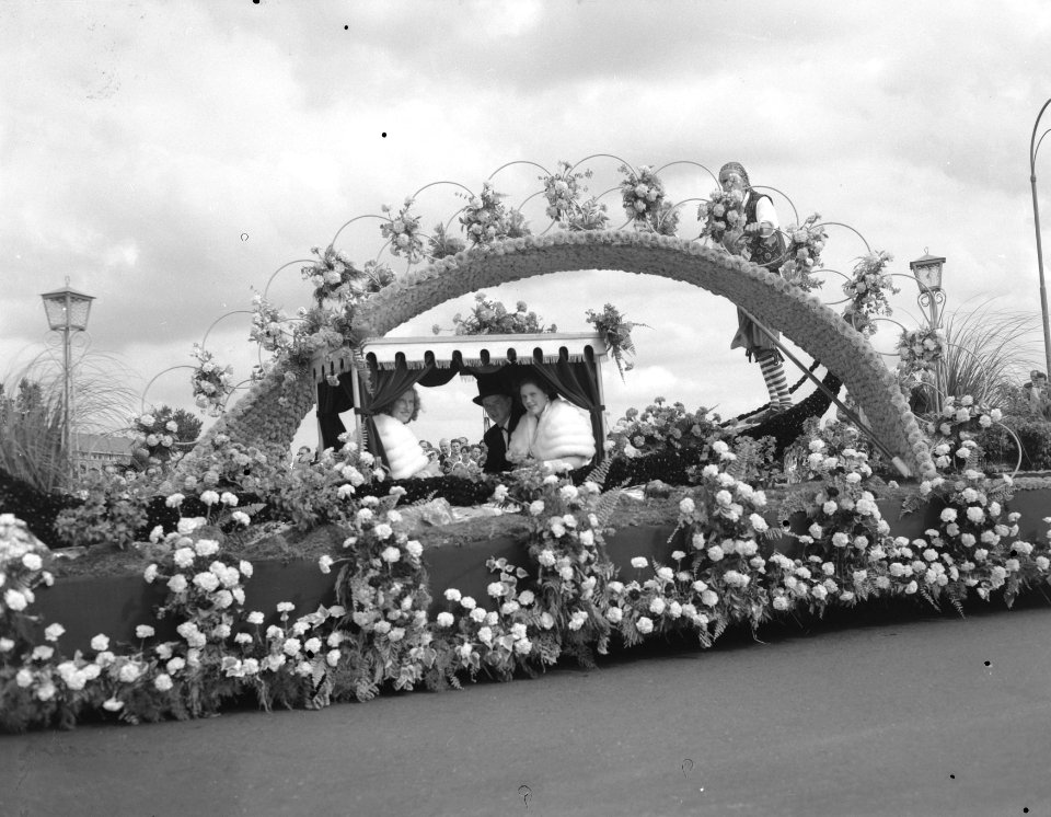 Bloemencorso door Amsterdam van Aalsmeerse kwekers, Bestanddeelnr 907-3063