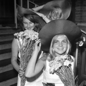 Bloemencorso Aalsmeer voorbereidingen 3 meisjes met bloemen, Bestanddeelnr 922-7407