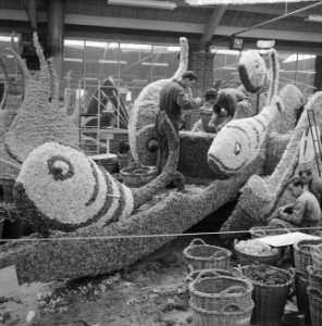 Bloemencorso in de maak, frontaanzichten der wagens voorstellende een natuurlief, Bestanddeelnr 915-1425