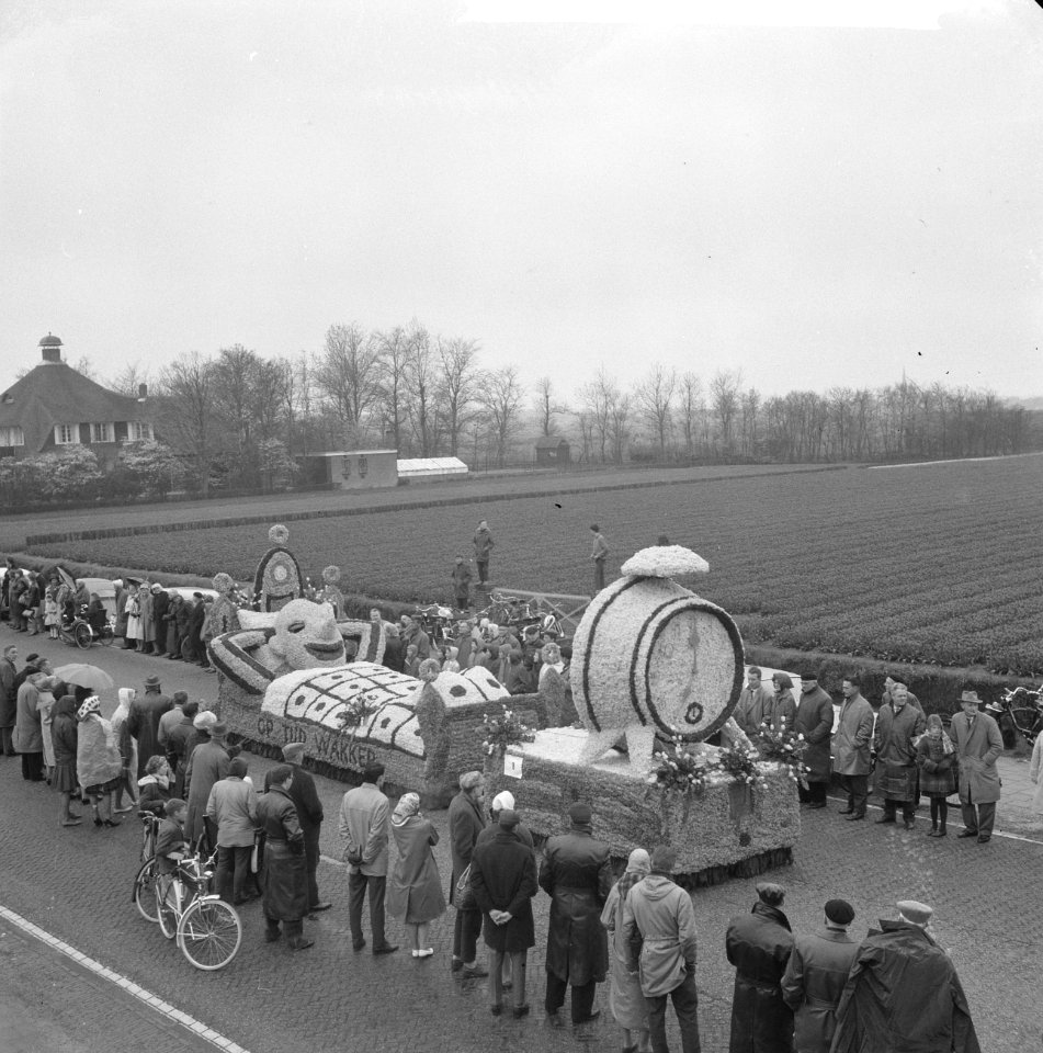 Bloemencorso in de bollenstreek (eerste prijs originaliteit wekker met pop ), Bestanddeelnr 913-9135