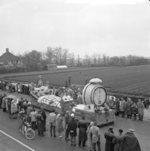 Bloemencorso in de bollenstreek (eerste prijs originaliteit wekker met pop ), Bestanddeelnr 913-9135